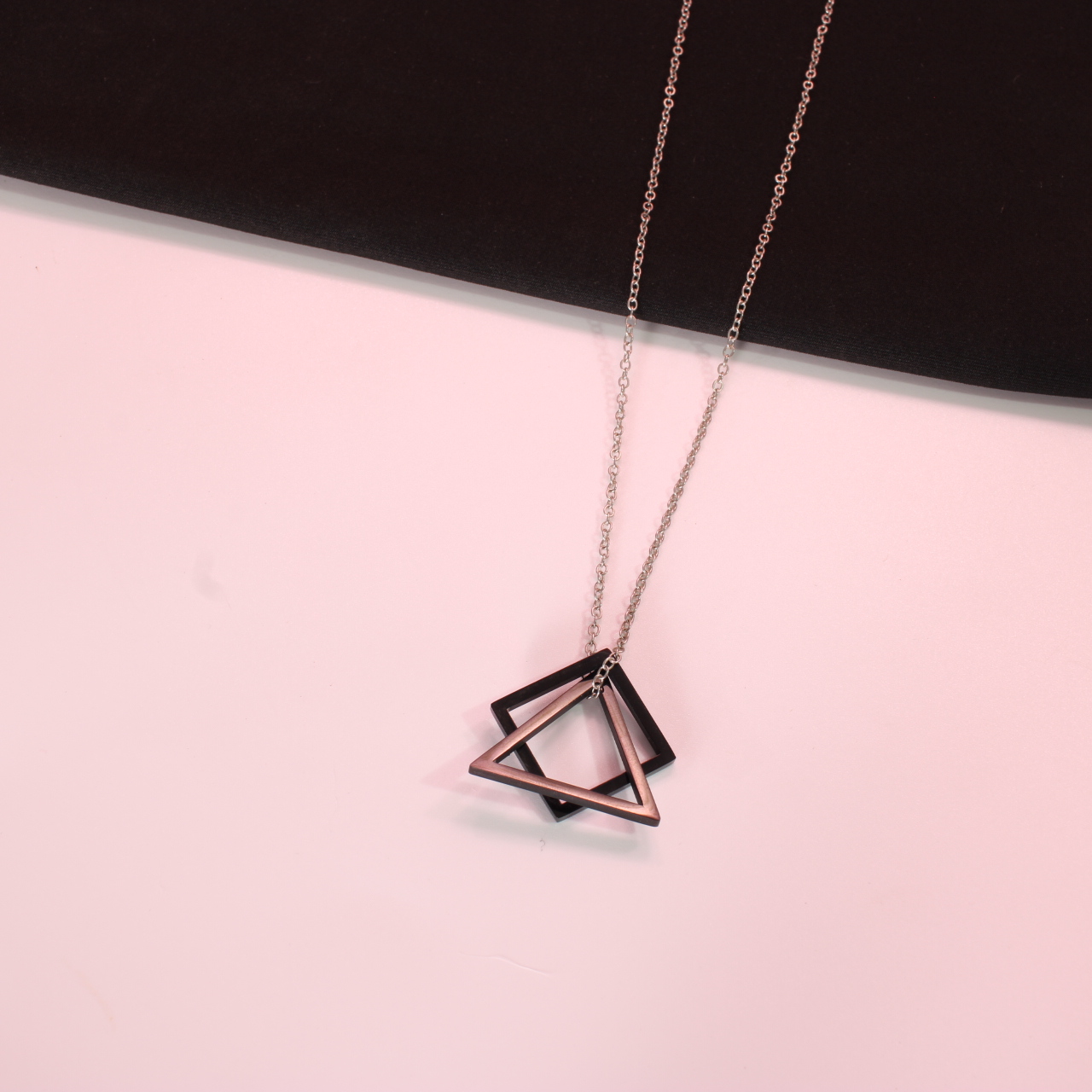 15097 Collar triangulo